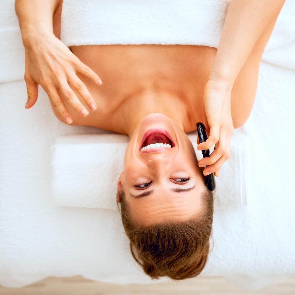 Massage buchen- Frau ruft an