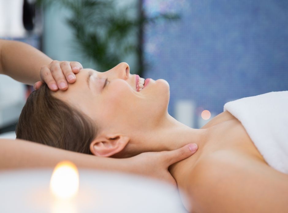 Einfach cremefarben Foto für Damen Schönheit Facebook-Post – 1 Massage München Anthea Wellnesspraxis